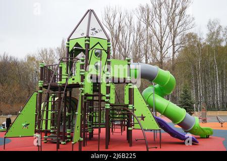 Ein moderner, heller Spielplatz im Freien im Park oder im Hof. Stockfoto