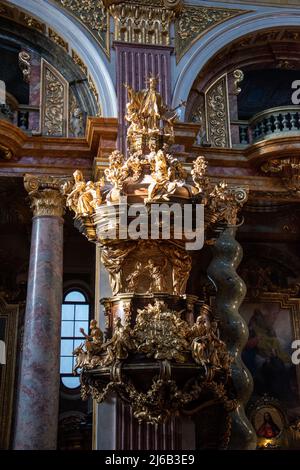 Die Puplit; Jesuitenkirche, auch Universitätskirche in Wien, Österreich. Stockfoto