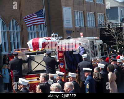 29. April 2022, New York, New York, USA: 28. April, 2022 Beerdigung für den New Yorker Feuerwehrmann Timothy Klein im Alter von 31 Jahren. Er wurde getötet, als er nach einem autistischen Jungen suchte.die Decke im zweiten Stock stürzte auf beiden zusammen und tötete sie bei einem Alarmfeuer im Jahr 3 im Canarsie-Viertel von Brooklyn N.Y. (Foto: © Bruce Cotler/ZUMA Press Wire) Stockfoto