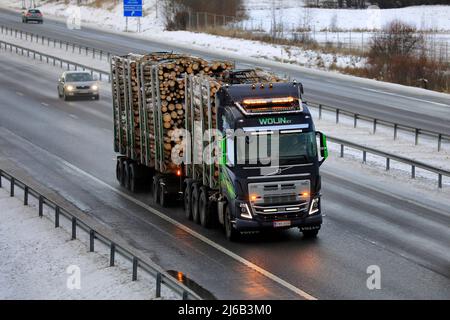 Schwarz angepasste Volvo FH16 750 LKW von Wolin Ky mit schönen leichten Zubehör zieht Holzlast auf der Autobahn. Salo, Finnland. 31. Dezember 2021 Stockfoto