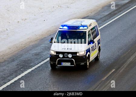 Polizeifahrzeug auf der Autobahn auf Notruf, blaue Lichter blinken. Salo, Finnland. 31. Dezember 2021. Stockfoto