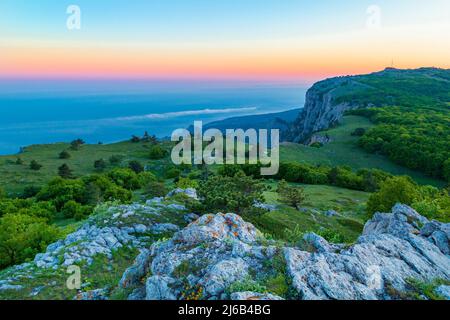 Leeres Stehen auf einem Bergblick mit Sonnenstrahlen am Abend. Stockfoto