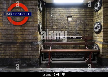 London, Großbritannien, 2022. April. Bank auf dem Bahnsteig am U-Bahnhof Baker Street Stockfoto