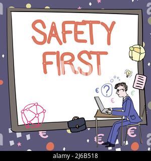 Textunterschrift mit der Darstellung von Sicherheit zuerst. Geschäftskonzept Vermeiden Sie unnötige Risiken sicher leben Vorsicht walten lassen Mann, der am Computer arbeitet Stockfoto