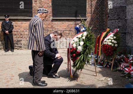 Der polnische Präsident Andrzej Duda (R) und ein Holocaust-Überlebender Edward Mosberg (L) beugen sich zu Ehren der Opfer des Holocaust. Internationaler Marsch der Lebenden vom KL Auschwitz nach KL2 Birkenau. Über 3000 Juden aus der ganzen Welt kamen nach Oswiecim, um am Internationalen Marsch der Lebenden teilzunehmen. Es ist ein Gedenken an die Opfer des Holocaust. Der polnische Präsident Andrzej Duda nahm an dieser Veranstaltung Teil. Stockfoto