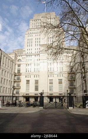 Senate House, das wichtigste Verwaltungsgebäude der Universität London im Herzen von Bloomsbury im Zentrum von London. Von der Malet Street aus gesehen Stockfoto