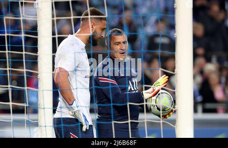 Straßburg, Frankreich. 29. April 2022. Torhüter von PSG Gianluigi Donnarumma, Torwarttrainer von PSG Toni Jimenez während des Fußballspiels der französischen Ligue 1 zwischen dem RC Strasbourg Alsace (RCSA) und Paris Saint-Germain (PSG) am 29. April 2022 im Stade de La Meinau in Straßburg, Frankreich - Foto Jean Catuffe / DPPI Quelle: DPPI Media/Alamy Live News Stockfoto