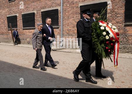 Der polnische Präsident Andrzej Duda und ein Überlebender des Holocaust, Edward Mosberg, sahen während des Internationalen Marsches der Lebenden bei ihrer Ankunft einen Kranz niederlegen. Internationaler Marsch der Lebenden vom KL Auschwitz nach KL2 Birkenau. Über 3000 Juden aus der ganzen Welt kamen nach Oswiecim, um am Internationalen Marsch der Lebenden teilzunehmen. Es ist ein Gedenken an die Opfer des Holocaust. Der polnische Präsident Andrzej Duda nahm an dieser Veranstaltung Teil. (Foto von Wojciech Grabowski / SOPA Images/Sipa USA) Stockfoto