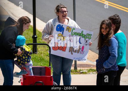 Ein Fan des Schauspielers Johnny Depp hält ein selbstgemachtes Schild vor dem Fairfax County Courthouse während des Verleumdungsvorgangs gegen Depps Ex-Frau Amber, der am Donnerstag, dem 28. April 2022 in Fairfax, Virginia, gehört wurde. Foto von Sarah Silbiger/CNP/ABACAPRESS.COM Stockfoto