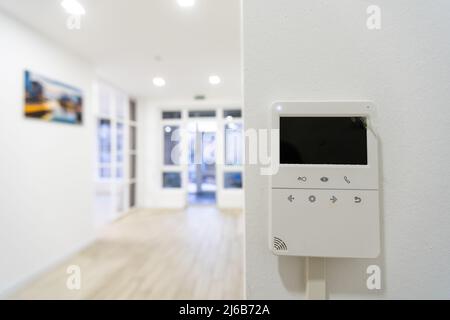 Konzept der Hausautomation smart modernen Luxus wohlhabenden Hause. An der weißen Wand Haus Sicherheitsalarm und Video-Gegensprechanlage mit Blick auf die Straße Talkback oder Stockfoto