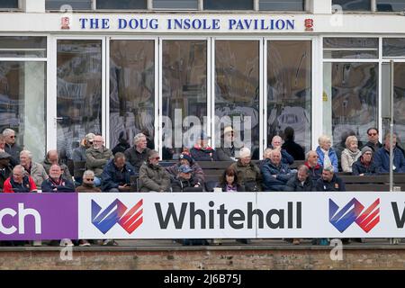 Die Zuschauer blicken vom Pavillon aus während des Essex CCC gegen Northamptonshire CCC, LV Insurance County Championship Division 1 Cricket im Cloud County Stockfoto
