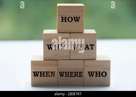 Text auf Holzblöcken mit verschwommenem Naturhintergrund - wie, Warum, Was, Wann, wo, Wer. Fact Finding-Konzept Stockfoto
