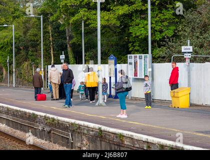 Camborne, Cornwall, Großbritannien, 30.. April 2022, die 84-jährige rote Dampflokomotive Duchess of Sutherland, 6233, machte sich heute früh auf den Weg von Penzance nach London Victoria. Sie hielt heute Morgen um 7,40am Uhr in Camborne an, zur Freude der Bahnbeobachter und Historiker gleichermaßen. Der vor dem Zweiten Weltkrieg gebaute Dampfzug fuhr durch Cornwall, als Teil einer "Tour" von London in alle Ecken des Landes.Quelle: Keith Larby/Alamy Live News Stockfoto