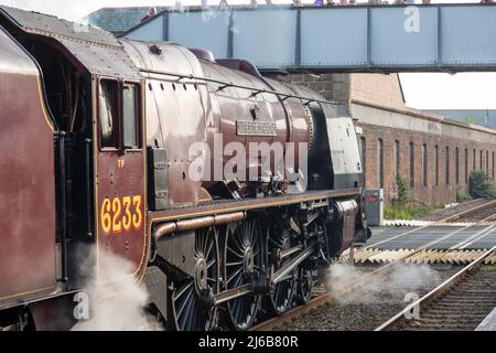 Camborne, Cornwall, Großbritannien, 30.. April 2022, die 84-jährige rote Dampflokomotive Duchess of Sutherland, 6233, machte sich heute früh auf den Weg von Penzance nach London Victoria. Sie hielt heute Morgen um 7,40am Uhr in Camborne an, zur Freude der Bahnbeobachter und Historiker gleichermaßen. Der vor dem Zweiten Weltkrieg gebaute Dampfzug fuhr durch Cornwall, als Teil einer "Tour" von London in alle Ecken des Landes.Quelle: Keith Larby/Alamy Live News Stockfoto