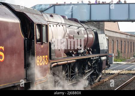 Camborne, Cornwall, Großbritannien, 30.. April 2022, die 84-jährige rote Dampflokomotive Duchess of Sutherland, 6233, machte sich heute früh auf den Weg von Penzance nach London Victoria. Sie hielt heute Morgen um 7,40am Uhr in Camborne an, zur Freude der Bahnbeobachter und Historiker gleichermaßen. Der vor dem Zweiten Weltkrieg gebaute Dampfzug fuhr durch Cornwall, als Teil einer "Tour" von London in alle Ecken des Landes.Quelle: Keith Larby/Alamy Live News Stockfoto