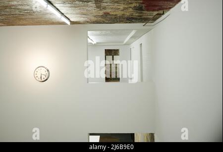 27. April 2022, Berlin: Mauern mit Öffnungen in der Boros Stiftung gemeinnützige GmbH. Für das Gallery Weekend Berlin präsentiert das Paar die neu gestaltete Kollektion im Bunker. Foto: Annette Riedl/dpa Stockfoto