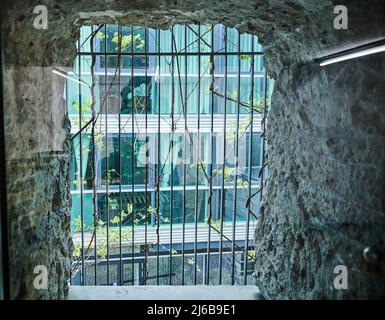 27. April 2022, Berlin: Ein Durchbruch in der Boros Foundation gemeinnützige GmbH gewährt einen Blick auf das nächste Gebäude. Für das Gallery Weekend Berlin präsentiert das Paar die neu gestaltete Kollektion im Bunker. Foto: Annette Riedl/dpa Stockfoto