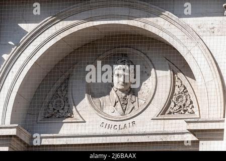 Steinarbeiten Details über Gebäude des Außenministeriums, des Commonwealth und des Entwicklungsbüros für Wohnungen von Regierungsbehörden, London, Großbritannien. Sinclair Skulptur Stockfoto