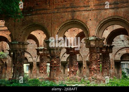 Die Ruinen eines alten Palastes, der von der Bhanj-Dynastie (Mayur/Pfau) am Stadtrand von Tamluk in Westbengalen, Indien, erbaut wurde. Stockfoto