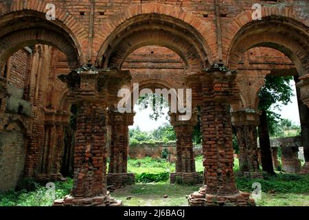 Die Ruinen eines alten Palastes, der von der Bhanj-Dynastie (Mayur/Pfau) am Stadtrand von Tamluk in Westbengalen, Indien, erbaut wurde. Stockfoto