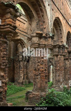 Die Ruinen eines alten Palastes, der von der Bhanj-Dynastie (Mayur/Pfau) am Stadtrand von Tamluk in Westbengalen, Indien, erbaut wurde. Stockfoto