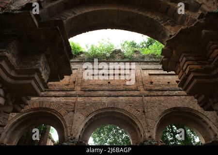 Die Ruinen eines alten Palastes, der von der Bhanj-Dynastie (Mayur/Pfau) am Stadtrand von Tamluk in Westbengalen, Indien, erbaut wurde. Stockfoto