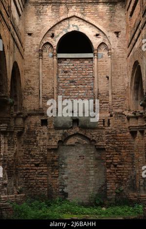 Die Ruinen eines alten Palastes, der von der Bhanj-Dynastie (Mayur/Pfau) am Stadtrand von Tamluk in Westbengalen, Indien, erbaut wurde. Stockfoto