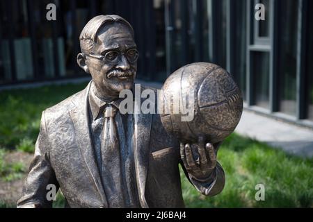 2022-04-22. 100 Jahre litauischer Basketball. Feier in Kaunas. Denkmal für James Naismith. Stockfoto