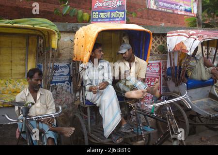 Pedicab-Fahrer warten auf den Passagier in Tamluk, Purba Medinipur, Westbengalen, Indien. Stockfoto