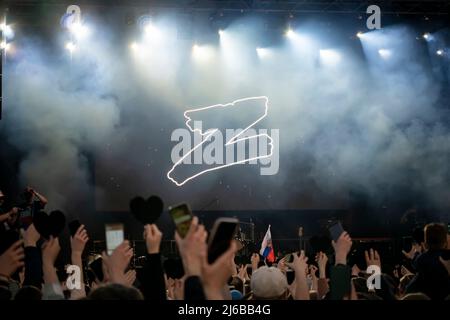 Konzert auf dem Marktplatz mit russischen Flaggen. April 16. 2022. Barnaul. Russland. Stockfoto