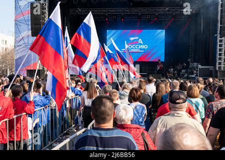 Konzert auf dem Marktplatz mit russischen Flaggen. April 16. 2022. Barnaul. Russland. Stockfoto