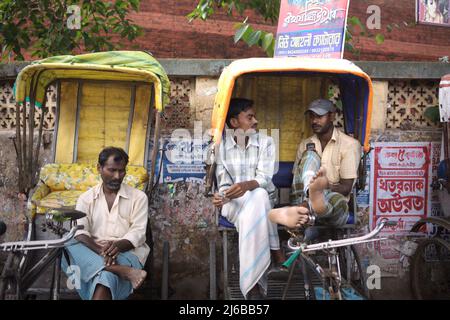 Pedicab-Fahrer warten auf den Passagier in Tamluk, Purba Medinipur, Westbengalen, Indien. Stockfoto