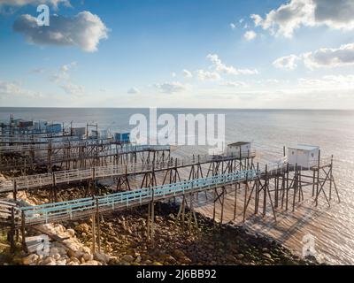 Reihen traditioneller Fischerhütten an der Küste von Talmont-sur-Gironde am Ufer der Gironde-Mündung nahe Royan, Charente Maritime, Frankreich Stockfoto