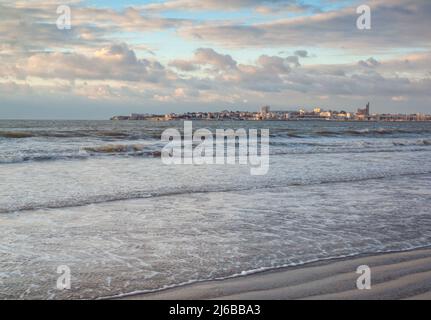 Royan, Charente Maritime, französische Skyline am Horizont und Meereswellen am Sandstrand Gironde Mündung Westatlantikküste Stockfoto