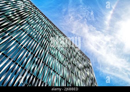 London, Großbritannien - 18. April 2022: Das moderne Skanska Monument in der Pudding Lane, das als Ergänzung zum angrenzenden Monument für den großen Brand von Londo errichtet wurde Stockfoto