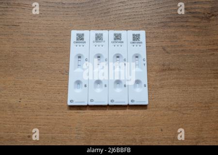 SARS CoV 2 Antigen, qualitative Schnelltestkassetten, positiv, vier, auf dem Tisch. Stockfoto