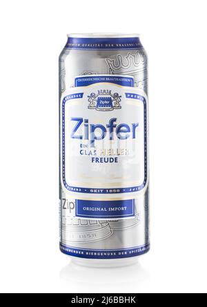 LONDON, UK - MÄRZ 05,2022: Zipfer Lagerbier in Aluminiumkrüge auf Weiß. Produkt aus Österreich Stockfoto