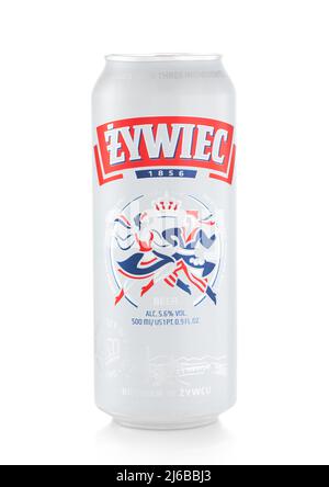 LONDON, UK - MÄRZ 05,2022: Zywiec Lagerbier in Aluminiumkistchen auf Weiß. Produkt aus Polen Stockfoto