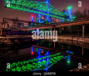 Beleuchtete Stahlkonstruktion im Landschaftspark in duisburg Stockfoto