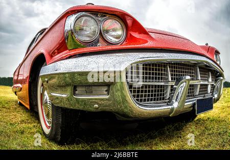 BOSSCHENHOOFD/Niederlande - 17. JUNI 2018: Eine spektakuläre Aussicht auf eine klassische Pontiac Belleville ein Classic Car Meeting Stockfoto