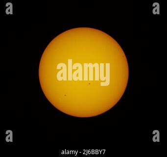 London, Großbritannien. 30. April 2022. Eine klare Scheibe der Sonne mit drei markanten Sonnenflecken (von links nach rechts - AR3001, 2999, 2995) wird zur sicheren Betrachtung durch eine mit Weißlicht-Solarkeil ausgestattete Kamera fotografiert. (Ausstattungsdetails: Nikon Z7, geführter 102mm Refraktor, weißer Lichtkeil). Quelle: Malcolm Park/Alamy Live News. Stockfoto