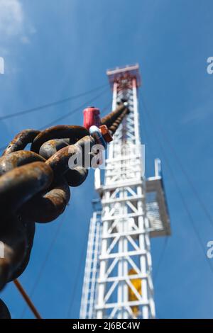 Mobiles Bohrgerät aus nächster Nähe. Bohren und Service von Öl- und Gasbrunnen Stockfoto