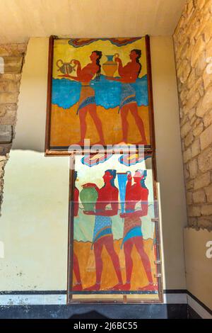 Knossos, Griechenland - 27. April 2019: Detail der Prozessionsfresko im Knossos Palast auf Kreta Stockfoto