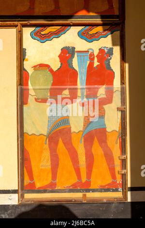 Knossos, Griechenland - 27. April 2019: Detail der Prozessionsfresko im Knossos Palast auf Kreta Stockfoto