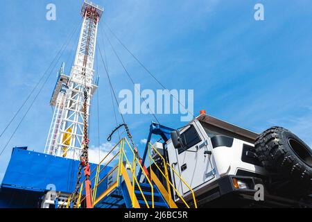 Mobiles Bohrgerät aus nächster Nähe. Bohren und Service von Öl- und Gasbrunnen Stockfoto
