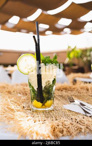 Ein Glas Mojito im Sommercafé in Marokko Stockfoto
