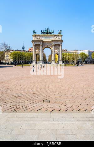 Gesamtansicht des Arco della Pace (Friedensbogen), eines neoklassischen Triumphbogens in der Porta Sempione (Simplonstor) in Mailand, Italien. Stockfoto