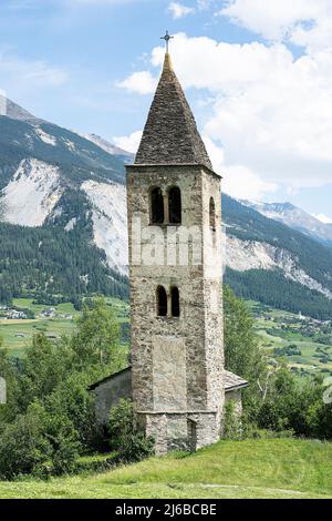 Turm der ehemaligen Pfarrkirche von Mon, Kanton Graubünden, Schweiz Stockfoto