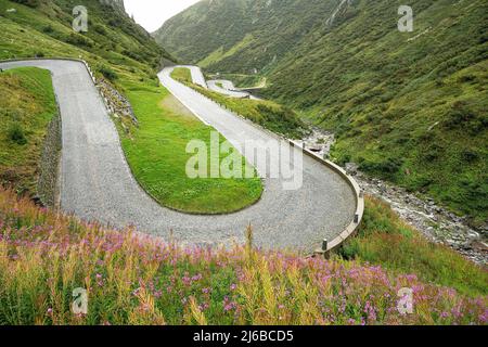 Straßenkurven auf der Südseite des St. Gotthard Passes, Kanton Tessin, Schweiz Stockfoto