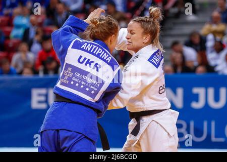 SOFIA, BULGARIEN - 30. APRIL: Geke van den Berg aus den Niederlanden im Spiel gegen Anastasiia Antipina aus der Ukraine im -63kg bei den Judo-Europameisterschaften Senioren Sofia 2022 am 30. April 2022 in Sofia, Bulgarien (Foto: Nikola Krstic/Orange Picturs) Stockfoto